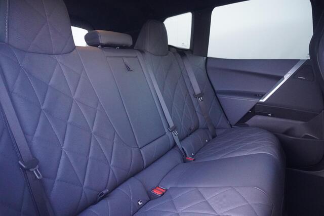 BMW iX xDrive45 | M Sportpakket | Panoramadak Sky Lounge | Luchtvering | Stoelventilatie | Harman Kardon | Driving Assistant Professional