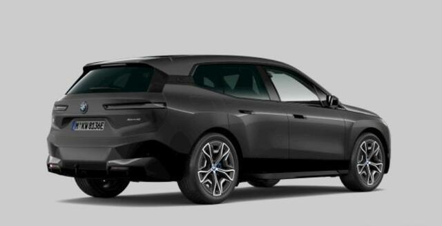 BMW iX xDrive40 High Executive 77 kWh Sportpakket - B&W - Trekhaak - Panoramadak - Driving Assistant Professional - Multifunctionele stoelen - Stoelventilatie - Soft Close - Parking Assistant Plus -