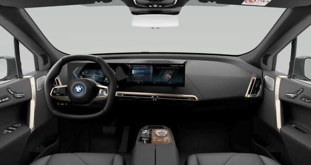 BMW iX xDrive40 High Executive 77 kWh Sportpakket - B&W - Trekhaak - Panoramadak - Driving Assistant Professional - Multifunctionele stoelen - Stoelventilatie - Soft Close - Parking Assistant Plus -