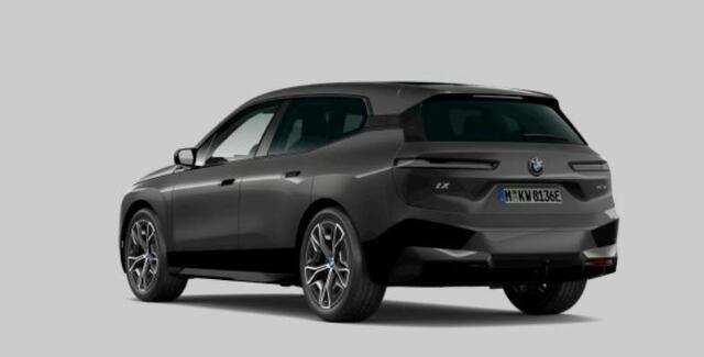 BMW iX xDrive40 High Executive 77 kWh Sportpakket - B&W - Trekhaak - Panoramadak - Driving Assistant Professional - Multifunctionele stoelen - Stoelventilatie - Soft Close - Parking Assistant Plus -