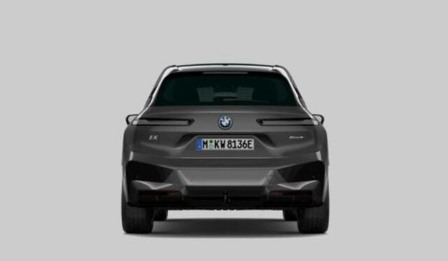 BMW iX xDrive40 High Executive 77 kWh Sportpakket - B&W - Trekhaak - Panoramadak - Driving Assistant Professional - Multifunctionele stoelen - Stoelventilatie - Soft Close - Parking Assistant Plus -