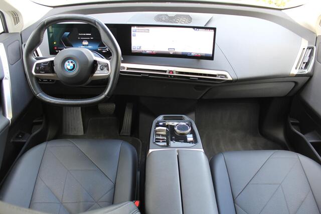 BMW iX xDrive40 Executive 77 kWh | SoH 100% | Incl. 12 maanden Garantie | 1e Eigenaar | 360° Camera | Elektrisch verstelbare stoelen/stuurwiel | Dodehoekdetectie | Stoelverwarming | Elektrische kofferbakklep | Draadloze telefoonlader | Keyless entry/start | 22 Inch LMV | Origineel NL Auto | NAP |