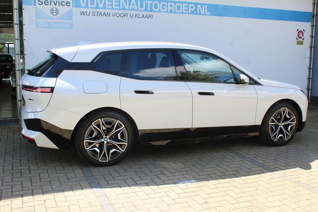 BMW iX xDrive40 Executive 77 kWh | SoH 100% | Incl. 12 maanden Garantie | 1e Eigenaar | 360° Camera | Elektrisch verstelbare stoelen/stuurwiel | Dodehoekdetectie | Stoelverwarming | Elektrische kofferbakklep | Draadloze telefoonlader | Keyless entry/start | 22 Inch LMV | Origineel NL Auto | NAP |