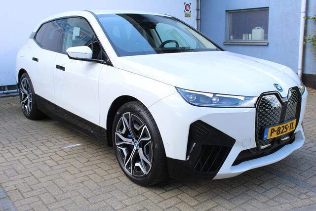 BMW iX xDrive40 Executive 77 kWh | SoH 100% | Incl. 12 maanden Garantie | 1e Eigenaar | 360° Camera | Elektrisch verstelbare stoelen/stuurwiel | Dodehoekdetectie | Stoelverwarming | Elektrische kofferbakklep | Draadloze telefoonlader | Keyless entry/start | 22 Inch LMV | Origineel NL Auto | NAP |