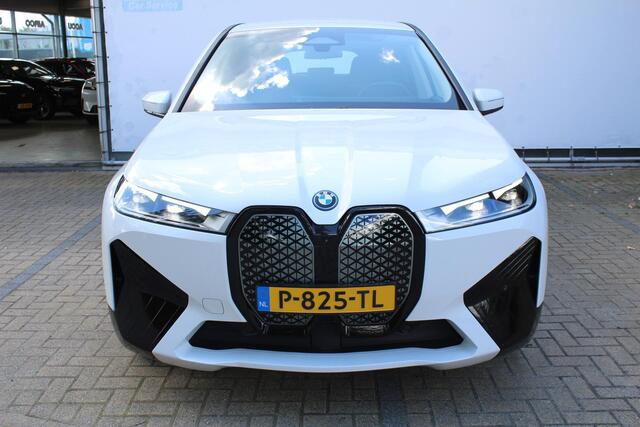 BMW iX xDrive40 Executive 77 kWh | SoH 100% | Incl. 12 maanden Garantie | 1e Eigenaar | 360° Camera | Elektrisch verstelbare stoelen/stuurwiel | Dodehoekdetectie | Stoelverwarming | Elektrische kofferbakklep | Draadloze telefoonlader | Keyless entry/start | 22 Inch LMV | Origineel NL Auto | NAP |
