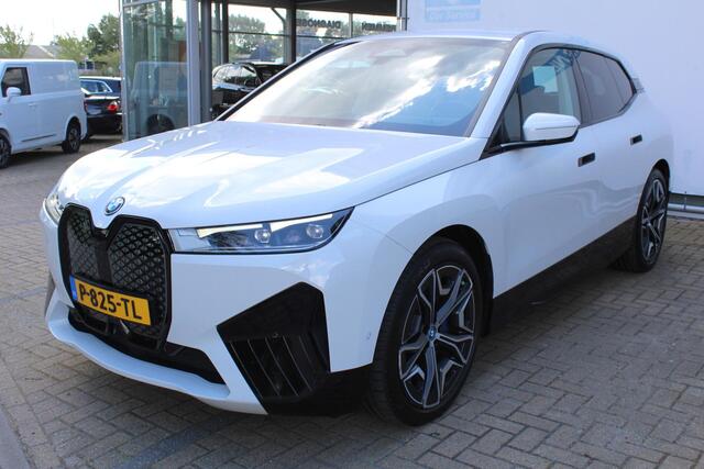 BMW iX xDrive40 Executive 77 kWh | SoH 100% | Incl. 12 maanden Garantie | 1e Eigenaar | 360° Camera | Elektrisch verstelbare stoelen/stuurwiel | Dodehoekdetectie | Stoelverwarming | Elektrische kofferbakklep | Draadloze telefoonlader | Keyless entry/start | 22 Inch LMV | Origineel NL Auto | NAP |