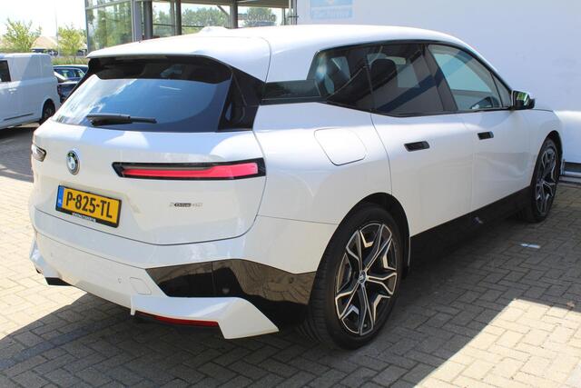 BMW iX xDrive40 Executive 77 kWh | SoH 100% | Incl. 12 maanden Garantie | 1e Eigenaar | 360° Camera | Elektrisch verstelbare stoelen/stuurwiel | Dodehoekdetectie | Stoelverwarming | Elektrische kofferbakklep | Draadloze telefoonlader | Keyless entry/start | 22 Inch LMV | Origineel NL Auto | NAP |