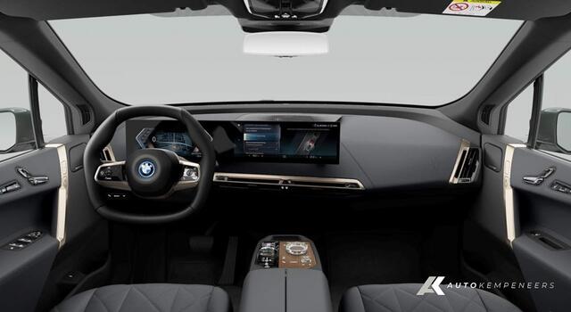 BMW iX xDrive40 Sportpakket | Multifunctionele Stoelen | Stoelventilatie | Harman/Kardon | Driving Ass. Prof. | 360 Camera | Suite Amido | Trekhaak |