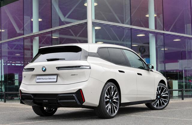 BMW iX xDrive60 M Sport / Panoramadak Sky Lounge / Trekhaak / M Multifunctionele Stoelen / Soft-Close / Bowers & Wilkins / Parking Assistant Professional