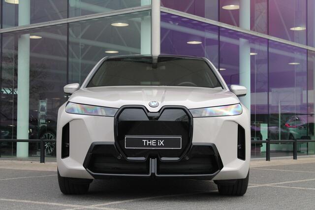 BMW iX xDrive60 M Sport / Panoramadak Sky Lounge / Trekhaak / M Multifunctionele Stoelen / Soft-Close / Bowers & Wilkins / Parking Assistant Professional