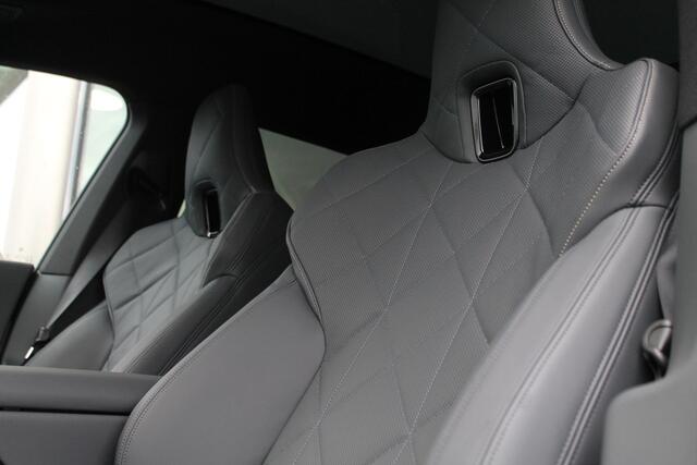 BMW iX xDrive60 M Sport / Panoramadak Sky Lounge / Trekhaak / M Multifunctionele Stoelen / Soft-Close / Bowers & Wilkins / Parking Assistant Professional