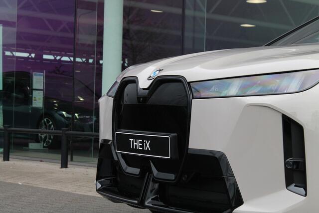 BMW iX xDrive60 M Sport / Panoramadak Sky Lounge / Trekhaak / M Multifunctionele Stoelen / Soft-Close / Bowers & Wilkins / Parking Assistant Professional