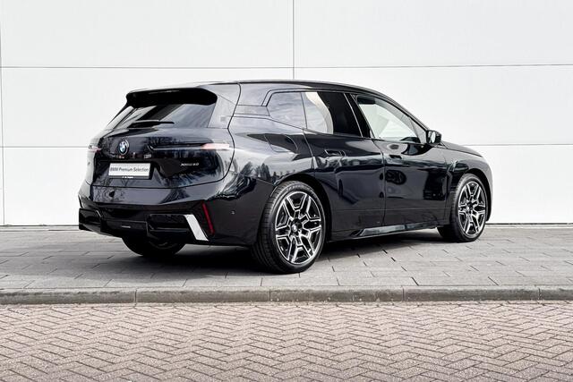 BMW iX xDrive60 112 kWh | M-Sport PRO | Innovation Pack | Integral Active Steering | Luchtvering |