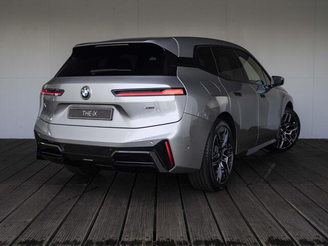BMW iX xDrive45 | M Sportpakket Pro | Comfort Pakket | Innovation Pack | Soft-close | Panoramadak | Trekhaak