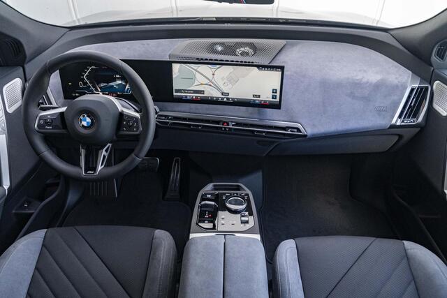 BMW iX xDrive45 | M Sportpakket Pro | Comfort Pakket | Innovation Pack | Soft-close | Panoramadak | Trekhaak