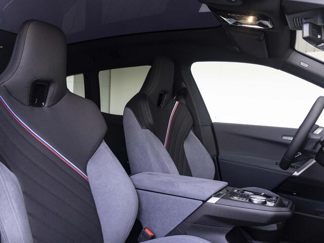 BMW iX xDrive45 | M Sportpakket Pro | Comfort Pakket | Innovation Pack | Soft-close | Panoramadak | Trekhaak