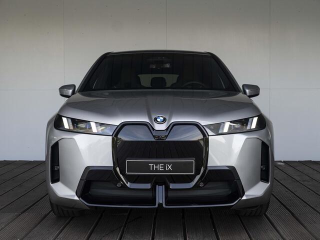 BMW iX xDrive45 | M Sportpakket Pro | Comfort Pakket | Innovation Pack | Soft-close | Panoramadak | Trekhaak