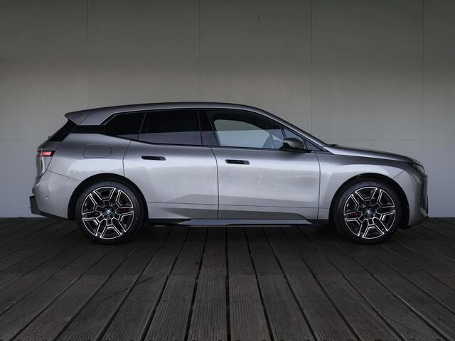 BMW iX xDrive45 | M Sportpakket Pro | Comfort Pakket | Innovation Pack | Soft-close | Panoramadak | Trekhaak
