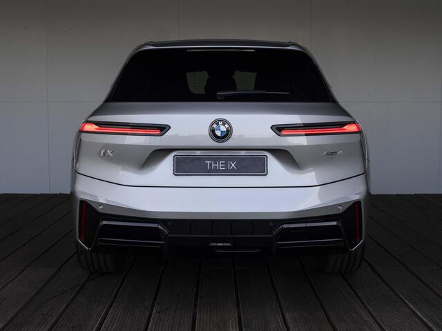 BMW iX xDrive45 | M Sportpakket Pro | Comfort Pakket | Innovation Pack | Soft-close | Panoramadak | Trekhaak