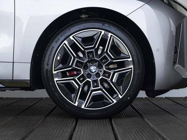 BMW iX xDrive45 | M Sportpakket Pro | Comfort Pakket | Innovation Pack | Soft-close | Panoramadak | Trekhaak