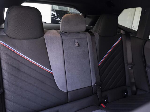 BMW iX xDrive45 | M Sportpakket Pro | Comfort Pakket | Innovation Pack | Soft-close | Panoramadak | Trekhaak