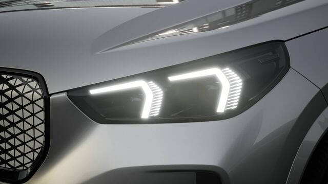 BMW iX1 eDrive20 M Sport / Panoramadak / Trekhaak / Sportstoelen / Adaptieve LED / M Adaptief onderstel / Comfort Access / Stuurverwarming