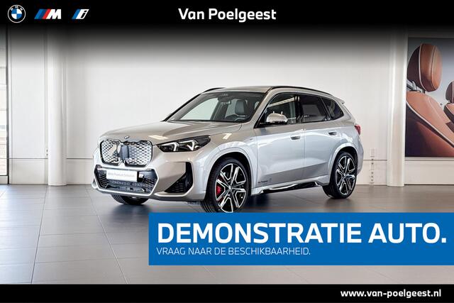 BMW iX1 eDrive20 67 kWh | M Sport | Glazen Panoramadak | Stoelverwarming | Harman Kardon | Trekhaak |