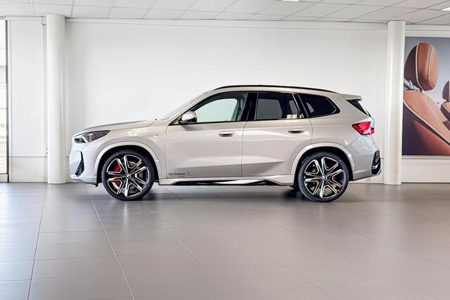 BMW iX1 eDrive20 67 kWh | M Sport | Glazen Panoramadak | Stoelverwarming | Harman Kardon | Trekhaak |