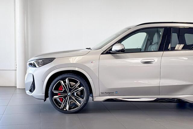 BMW iX1 eDrive20 67 kWh | M Sport | Glazen Panoramadak | Stoelverwarming | Harman Kardon | Trekhaak |