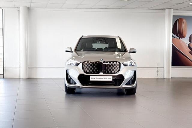 BMW iX1 eDrive20 67 kWh | M Sport | Glazen Panoramadak | Stoelverwarming | Harman Kardon | Trekhaak |