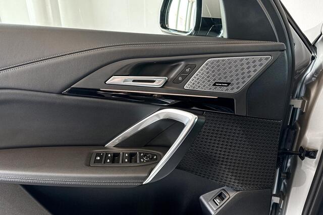 BMW iX1 eDrive20 67 kWh | M Sport | Glazen Panoramadak | Stoelverwarming | Harman Kardon | Trekhaak |