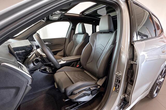 BMW iX1 eDrive20 67 kWh | M Sport | Glazen Panoramadak | Stoelverwarming | Harman Kardon | Trekhaak |