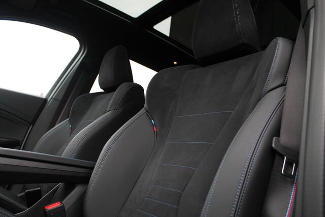 BMW iX1 eDrive20 High Executive M Sport / Panoramadak / Trekhaak / Sportstoelen / Adaptieve LED / Comfort Access / M Adaptief onderstel / Head-Up / Parking Assistant Plus
