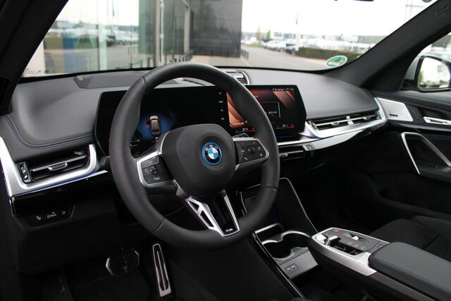 BMW iX1 eDrive20 High Executive M Sport / Panoramadak / Trekhaak / Sportstoelen / Adaptieve LED / Comfort Access / M Adaptief onderstel / Head-Up / Parking Assistant Plus