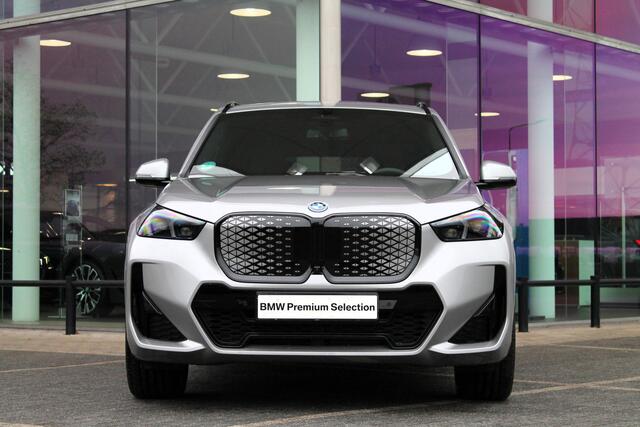 BMW iX1 eDrive20 High Executive M Sport / Panoramadak / Trekhaak / Sportstoelen / Adaptieve LED / Comfort Access / M Adaptief onderstel / Head-Up / Parking Assistant Plus