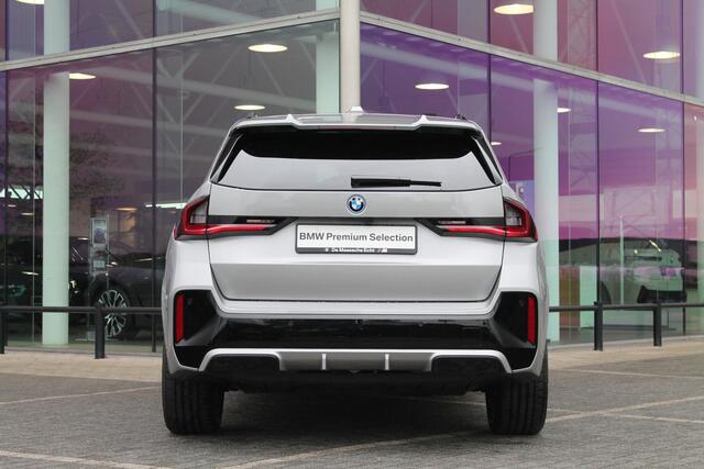 BMW iX1 eDrive20 High Executive M Sport / Panoramadak / Trekhaak / Sportstoelen / Adaptieve LED / Comfort Access / M Adaptief onderstel / Head-Up / Parking Assistant Plus