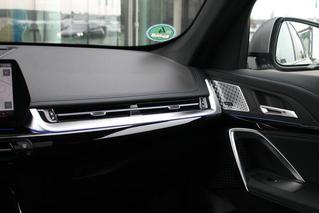BMW iX1 eDrive20 High Executive M Sport / Panoramadak / Trekhaak / Sportstoelen / Adaptieve LED / Comfort Access / M Adaptief onderstel / Head-Up / Parking Assistant Plus