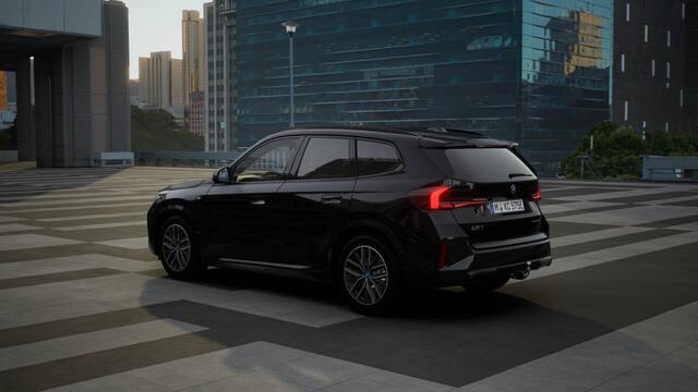 BMW iX1 eDrive20 M Sport / Trekhaak / Sportstoelen / M Adaptief onderstel / Parking Assistant / Stoelverwarming