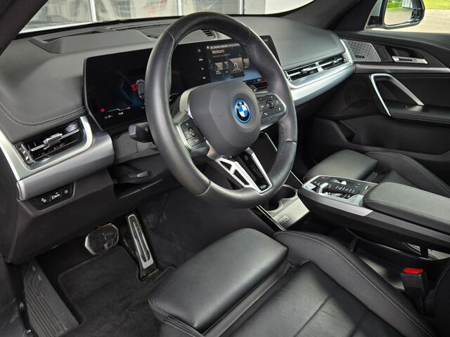 BMW iX1 XDRIVE30 LAUNCH ED. I M PAKKET I 20 INCH I PANORAMA I HARMAN en KARDON
