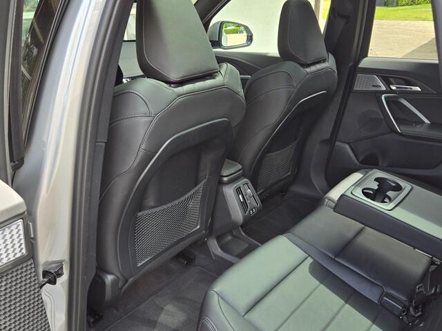 BMW iX1 XDRIVE30 LAUNCH ED. I M PAKKET I 20 INCH I PANORAMA I HARMAN en KARDON
