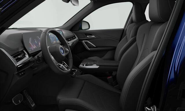 BMW iX1 eDrive20 67 kWh | 19 Inch | M-Sportpakket | Premium Pack | Panoramadak | Trekhaak