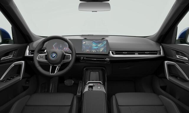 BMW iX1 eDrive20 67 kWh | 19 Inch | M-Sportpakket | Premium Pack | Panoramadak | Trekhaak