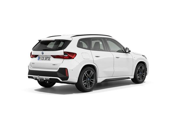 BMW iX1 eDrive20 67 kWh | 19 Inch | M-Sportpakket | Premium Pack | Panoramadak | Trekhaak