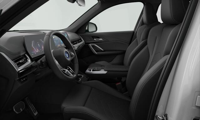 BMW iX1 eDrive20 67 kWh | 19 Inch | M-Sportpakket | Premium Pack | Panoramadak | Trekhaak