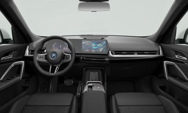 BMW iX1 eDrive20 67 kWh | 19 Inch | M-Sportpakket | Premium Pack | Panoramadak | Trekhaak