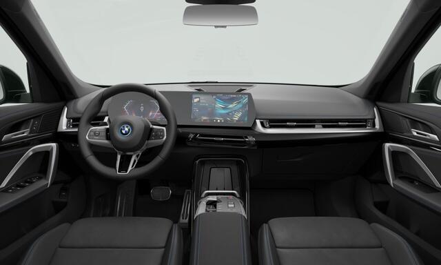 BMW iX1 eDrive20 67 kWh | 19 Inch | M-Sportpakket | Premium Pack | Panoramadak | Trekhaak