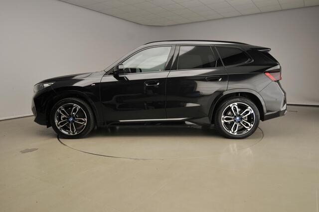 BMW iX1 xDrive30 | M-Sportpakket | LED | Leder | HUD | Schuifdak | Trekhaak | Elektr. zetels | DAB | Harman-kardon sound | Alu 19 inch