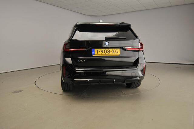 BMW iX1 xDrive30 | M-Sportpakket | LED | Leder | HUD | Schuifdak | Trekhaak | Elektr. zetels | DAB | Harman-kardon sound | Alu 19 inch