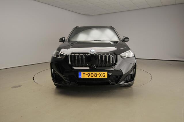 BMW iX1 xDrive30 | M-Sportpakket | LED | Leder | HUD | Schuifdak | Trekhaak | Elektr. zetels | DAB | Harman-kardon sound | Alu 19 inch