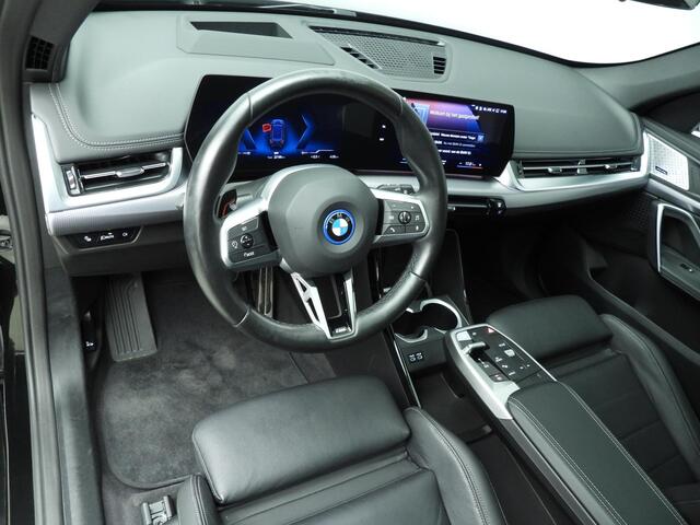 BMW iX1 xDrive30 | M-Sportpakket | LED | Leder | HUD | Schuifdak | Trekhaak | Elektr. zetels | DAB | Harman-kardon sound | Alu 19 inch